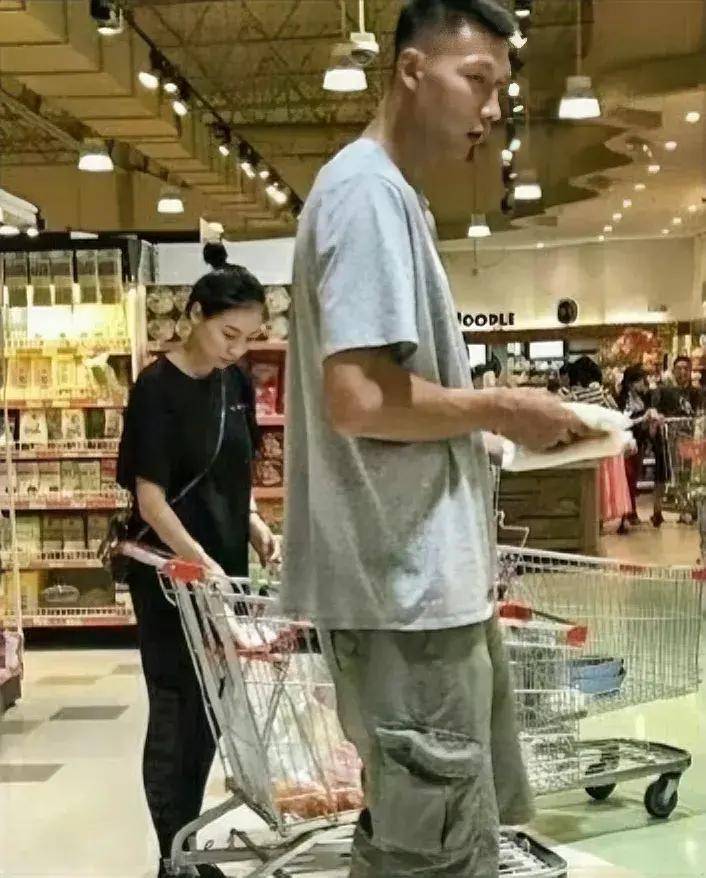 易建联老婆荆灵身高(易建联妻子荆灵怎么认识的)